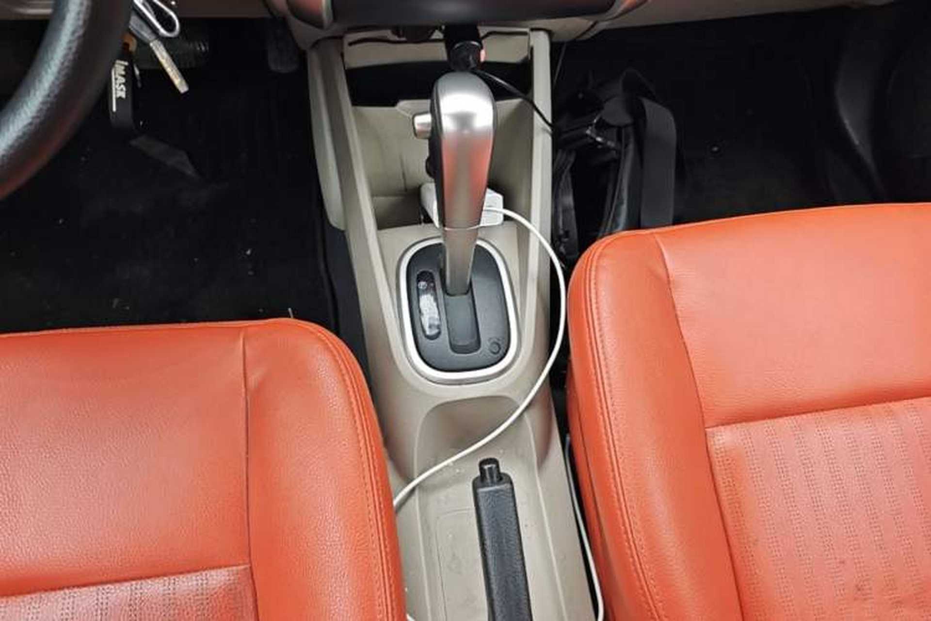 Used Venucia R50 2016 1.6L Automatic Elite Edition Gear Lever