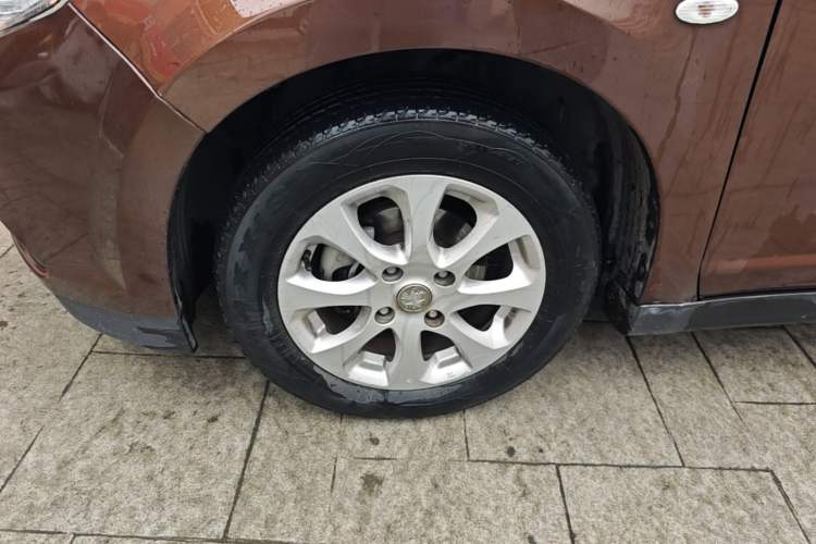 Used Venucia R50 2016 1.6L Automatic Elite Edition Left Front Wheel Hub