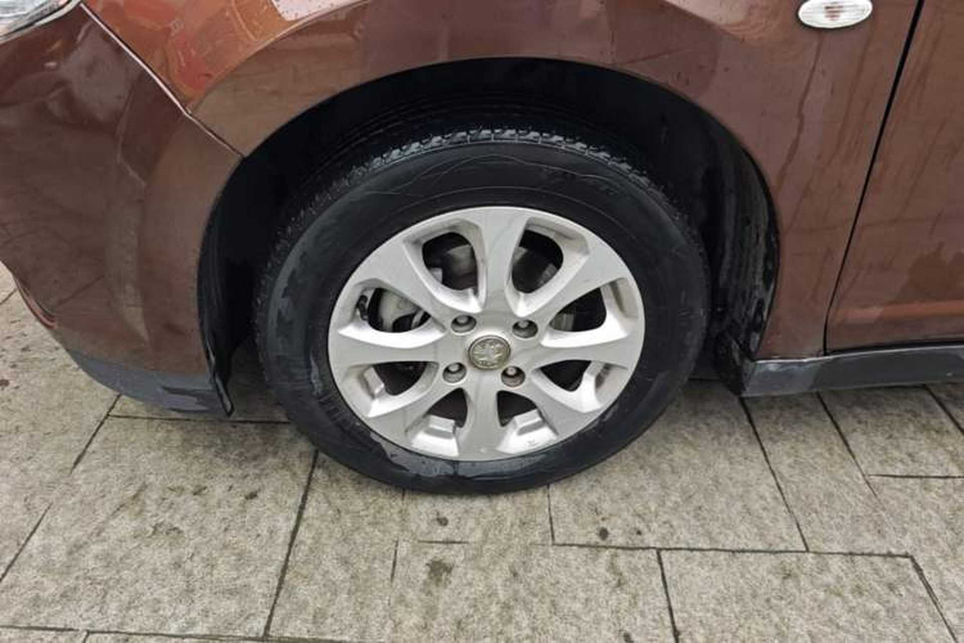 Used Venucia R50 2016 1.6L Automatic Elite Edition Left Front Wheel Hub