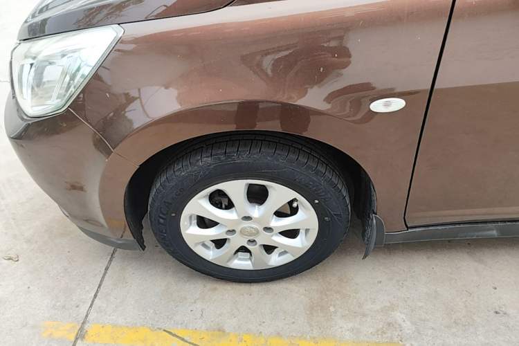 Used Venucia R50 2016 1.6L Automatic Elite Edition Left Front Wheel Hub