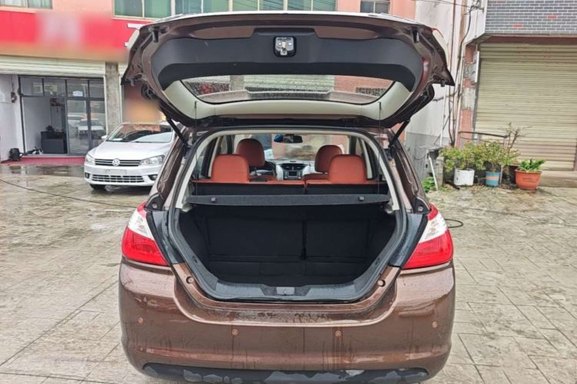 Used Venucia R50 2016 1.6L Automatic Elite Edition Trunk
