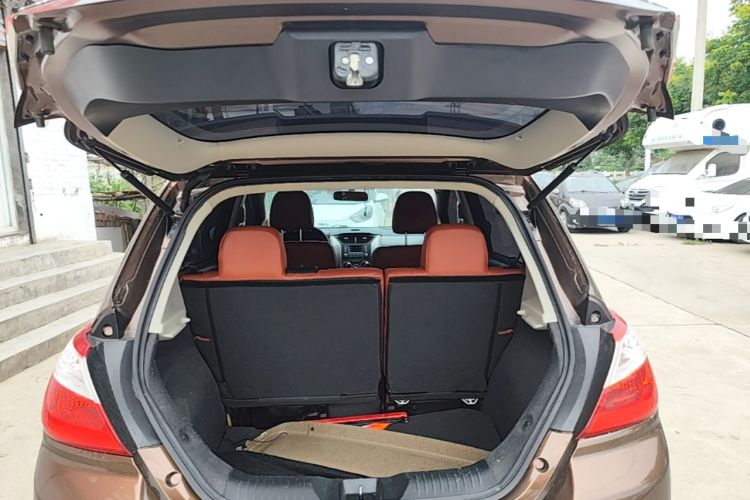 Used Venucia R50 2016 1.6L Automatic Elite Edition Trunk