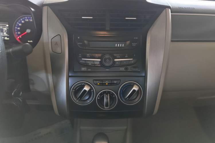 Used Venucia R50 2016 1.6L Automatic Elite Edition Audio And AC Panel