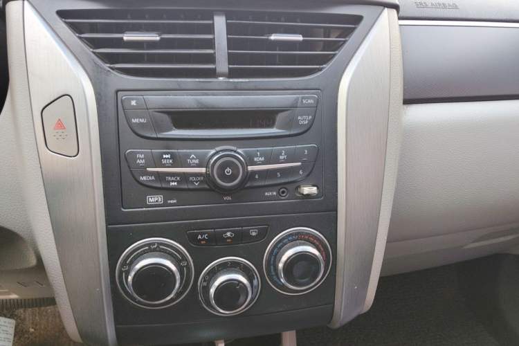 Used Venucia R50 2016 1.6L Automatic Elite Edition Audio And AC Panel