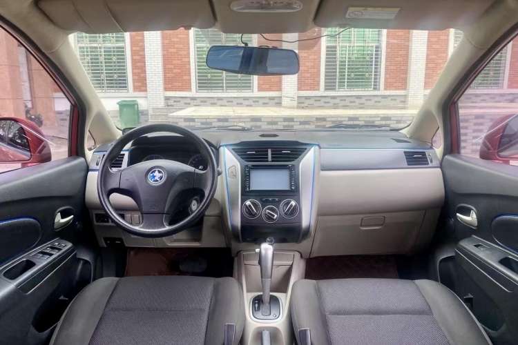 Used Venucia R50 2016 1.6L Automatic Elite Edition Center Console