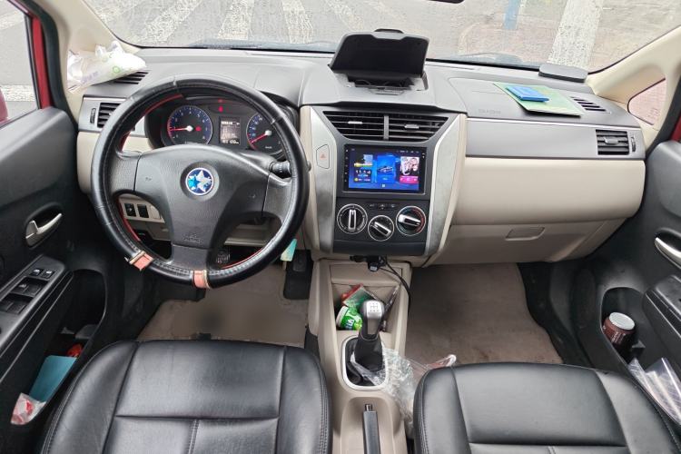 Used Venucia R50 2016 1.6L Manual Elite Edition Center Console