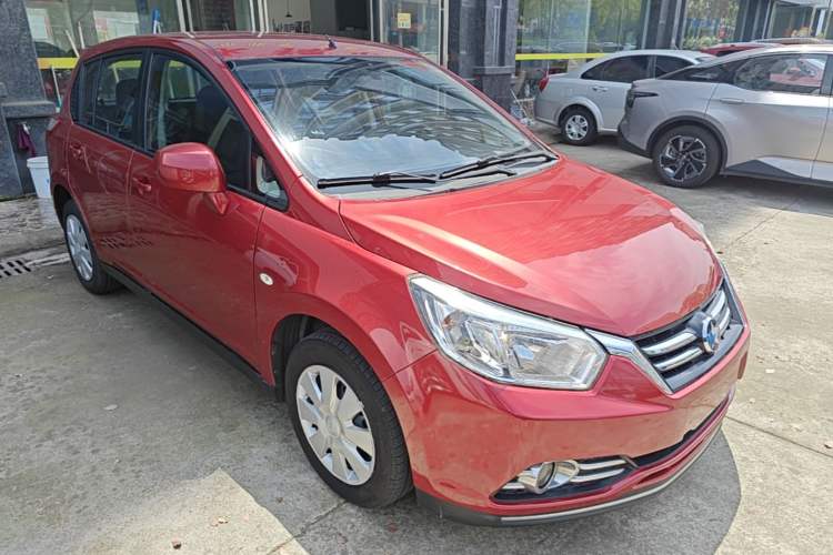 Used Venucia R50 2016 1.6L Automatic Elite Edition Front Right 45 Deg
