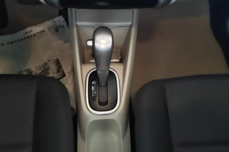 Used Venucia R50 2016 1.6L Automatic Elite Edition Gear Lever