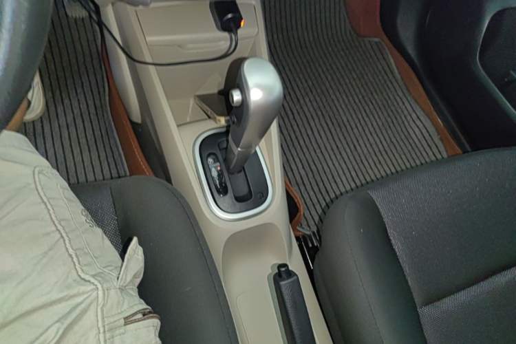 Used Venucia R50 2016 1.6L Automatic Elite Edition Gear Lever