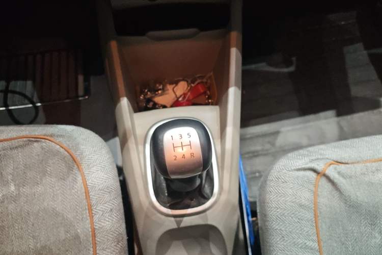 Used Venucia R50 2016 1.6L Manual Elite Edition Gear Lever