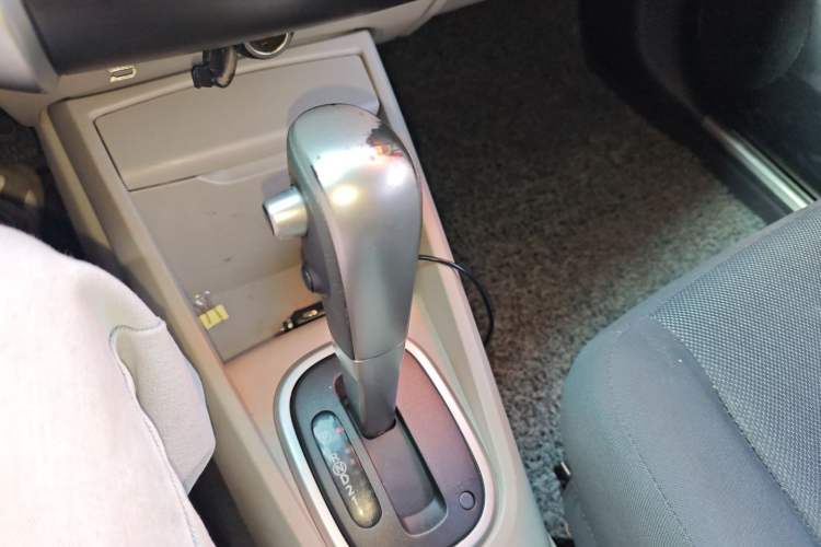 Used Venucia R50 2016 1.6L Automatic Elite Edition Gear Lever