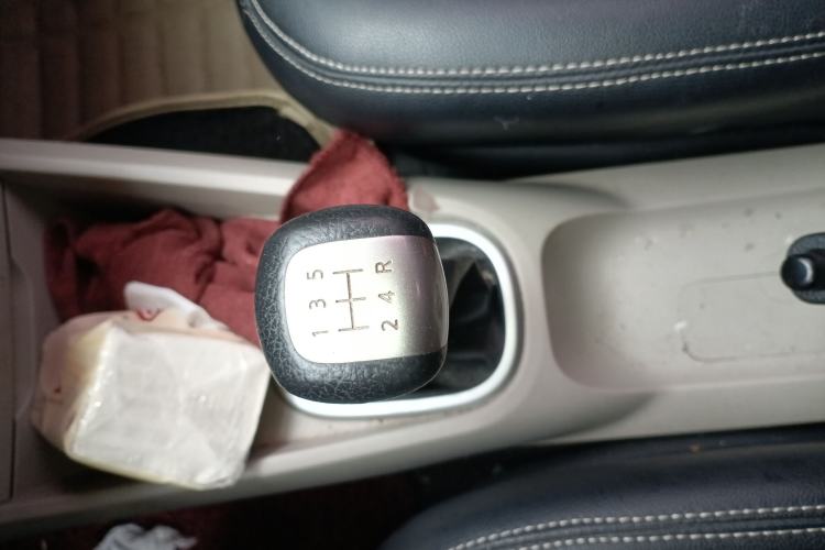 Used Venucia R50 2016 1.6L Manual Elite Edition Gear Lever