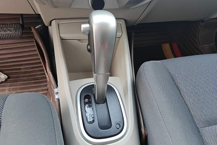 Used Venucia R50 2016 1.6L Automatic Elite Edition Gear Lever