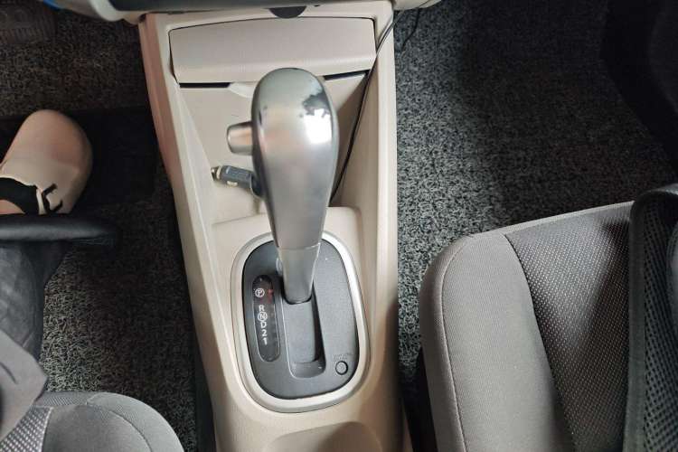 Used Venucia R50 2016 1.6L Automatic Elite Edition Gear Lever