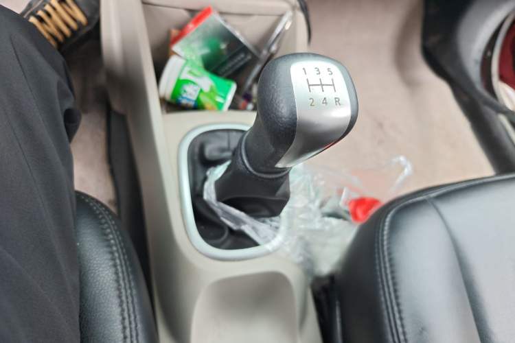 Used Venucia R50 2016 1.6L Manual Elite Edition Gear Lever