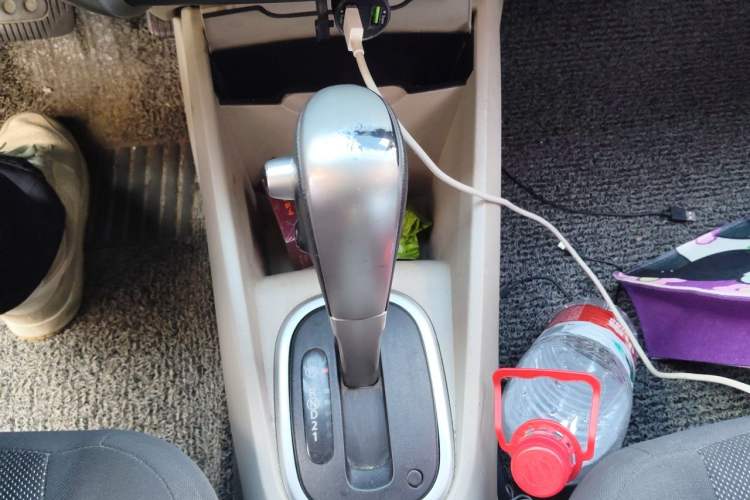 Used Venucia R50 2016 1.6L Automatic Elite Edition Gear Lever