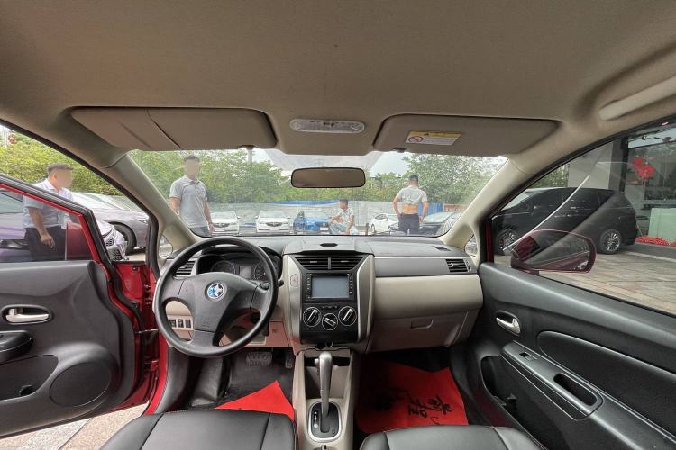 Used Venucia R50 2016 1.6L Automatic Elite Edition Interior 3