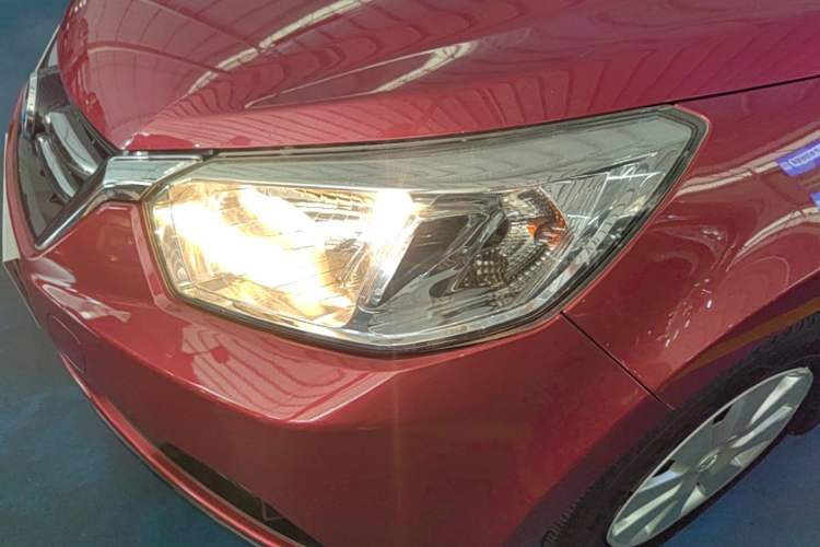 Used Venucia R50 2016 1.6L Automatic Elite Edition Left Front Headlight