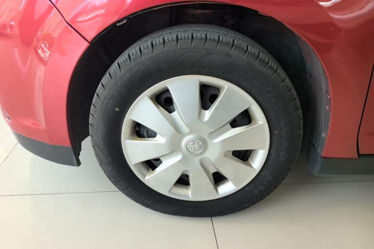 Used Venucia R50 2016 1.6L Automatic Elite Edition Left Front Wheel Hub