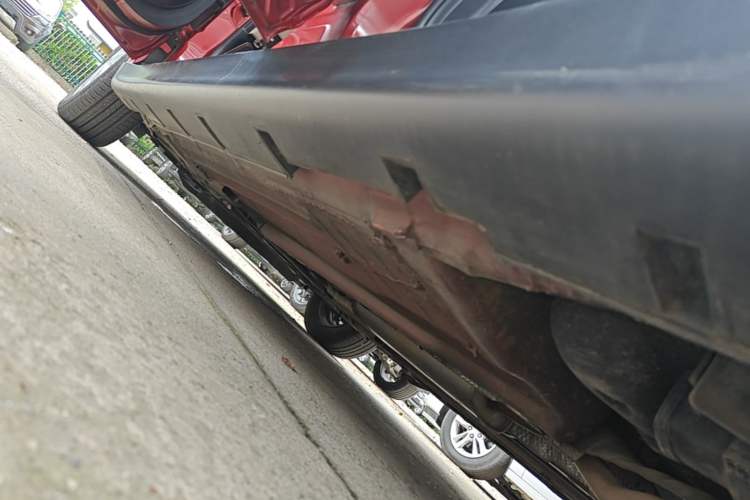 Used Venucia R50 2016 1.6L Automatic Elite Edition Left Side Sill
