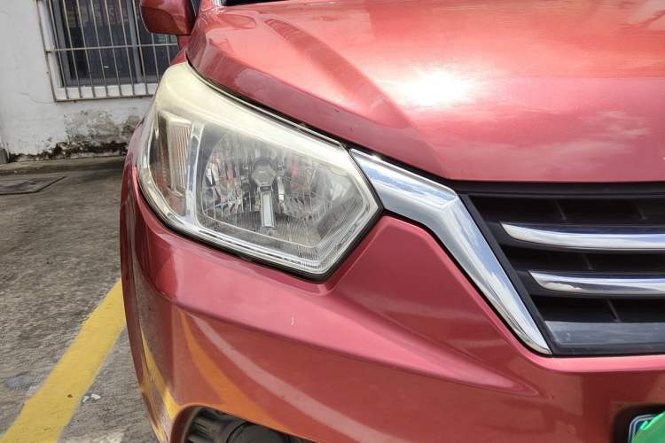 Used Venucia R50 2016 1.6L Automatic Elite Edition Right Front Headlight