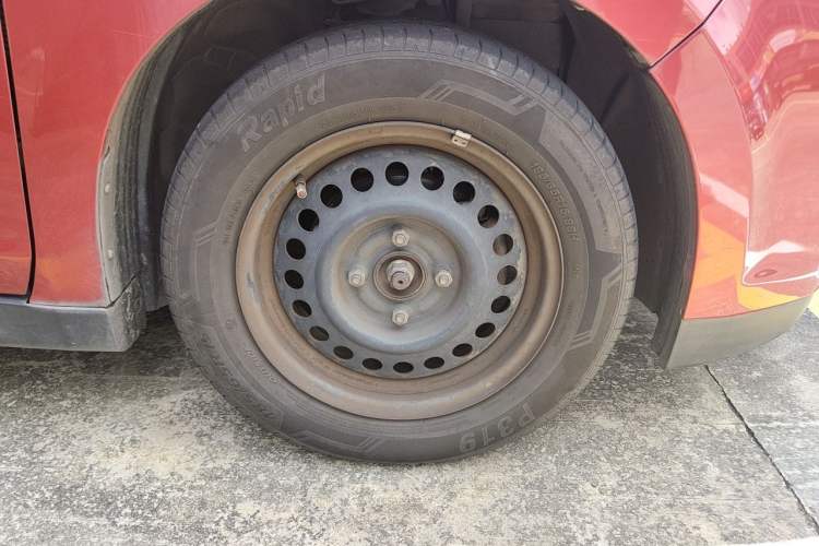 Used Venucia R50 2016 1.6L Automatic Elite Edition Right Front Wheel Hub