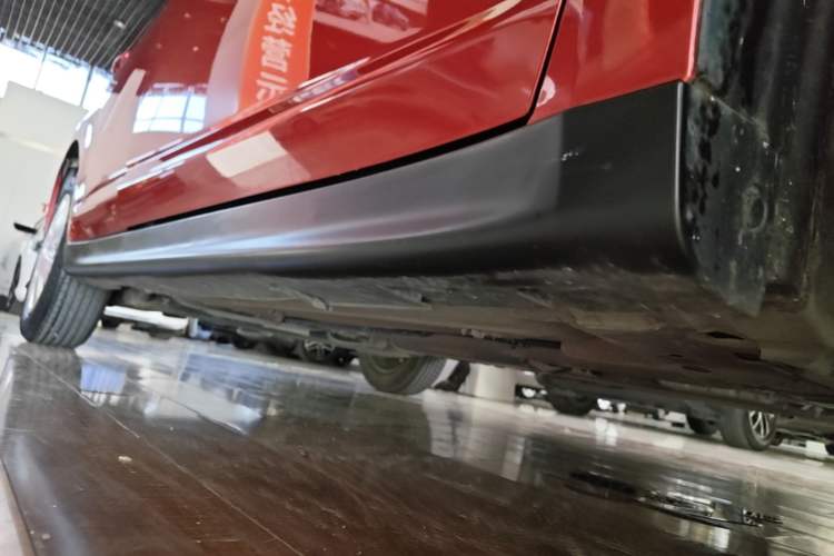 Used Venucia R50 2016 1.6L Automatic Elite Edition Right Side Sill