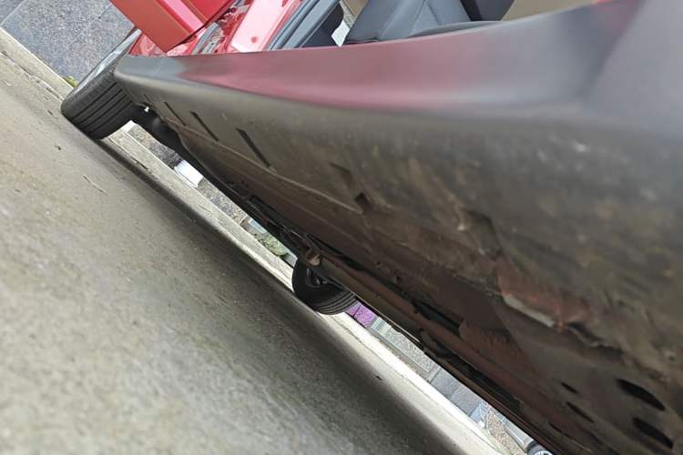 Used Venucia R50 2016 1.6L Automatic Elite Edition Right Side Sill