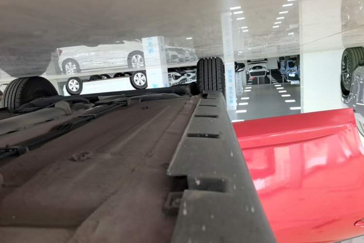 Used Venucia R50 2016 1.6L Automatic Elite Edition Right Side Sill