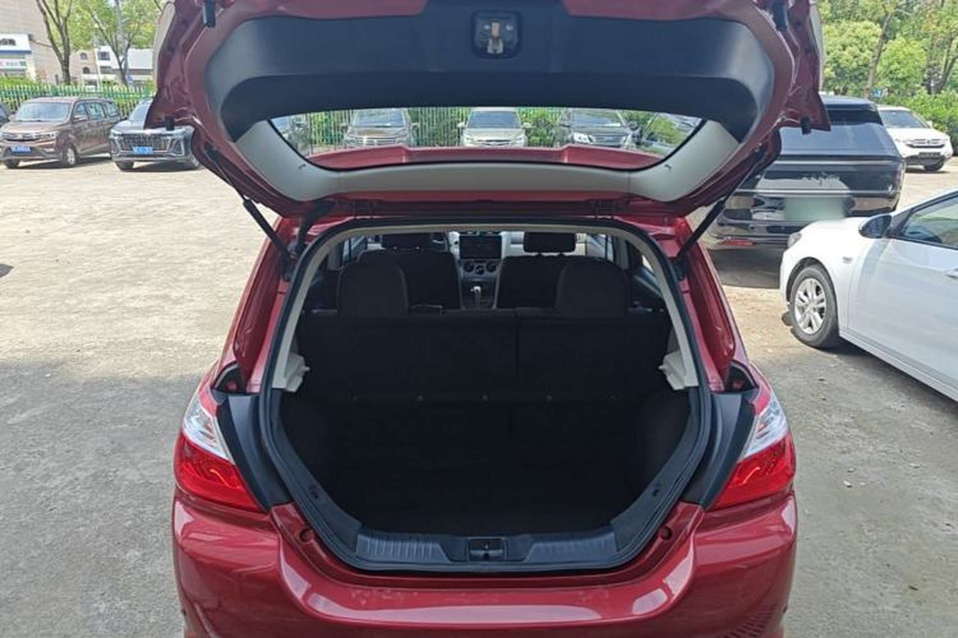Used Venucia R50 2016 1.6L Automatic Elite Edition Trunk