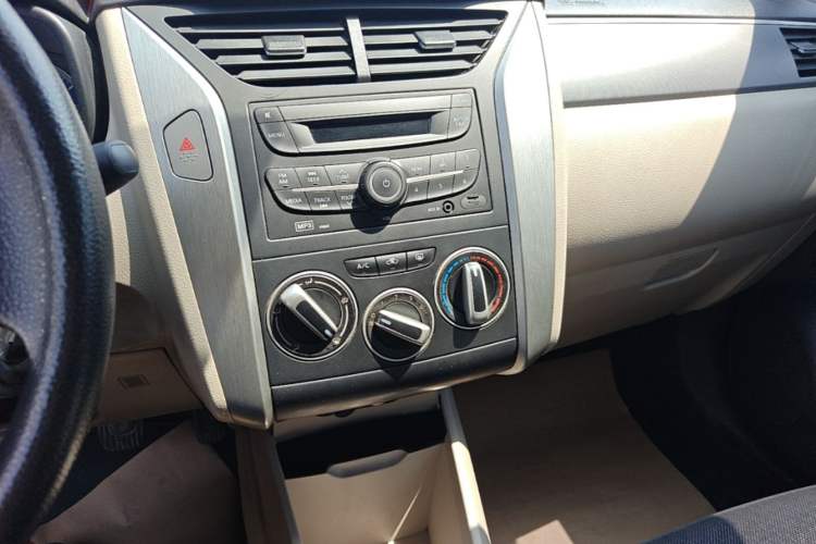 Used Venucia R50 2016 1.6L Manual Elite Edition Audio And AC Panel