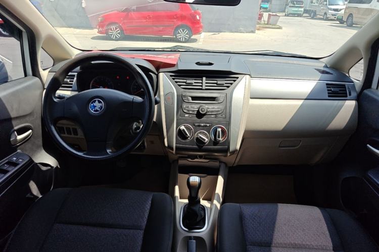 Used Venucia R50 2016 1.6L Manual Elite Edition Center Console