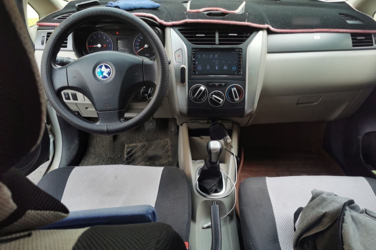 Used Venucia R50 2016 1.6L Manual Elite Edition Center Console