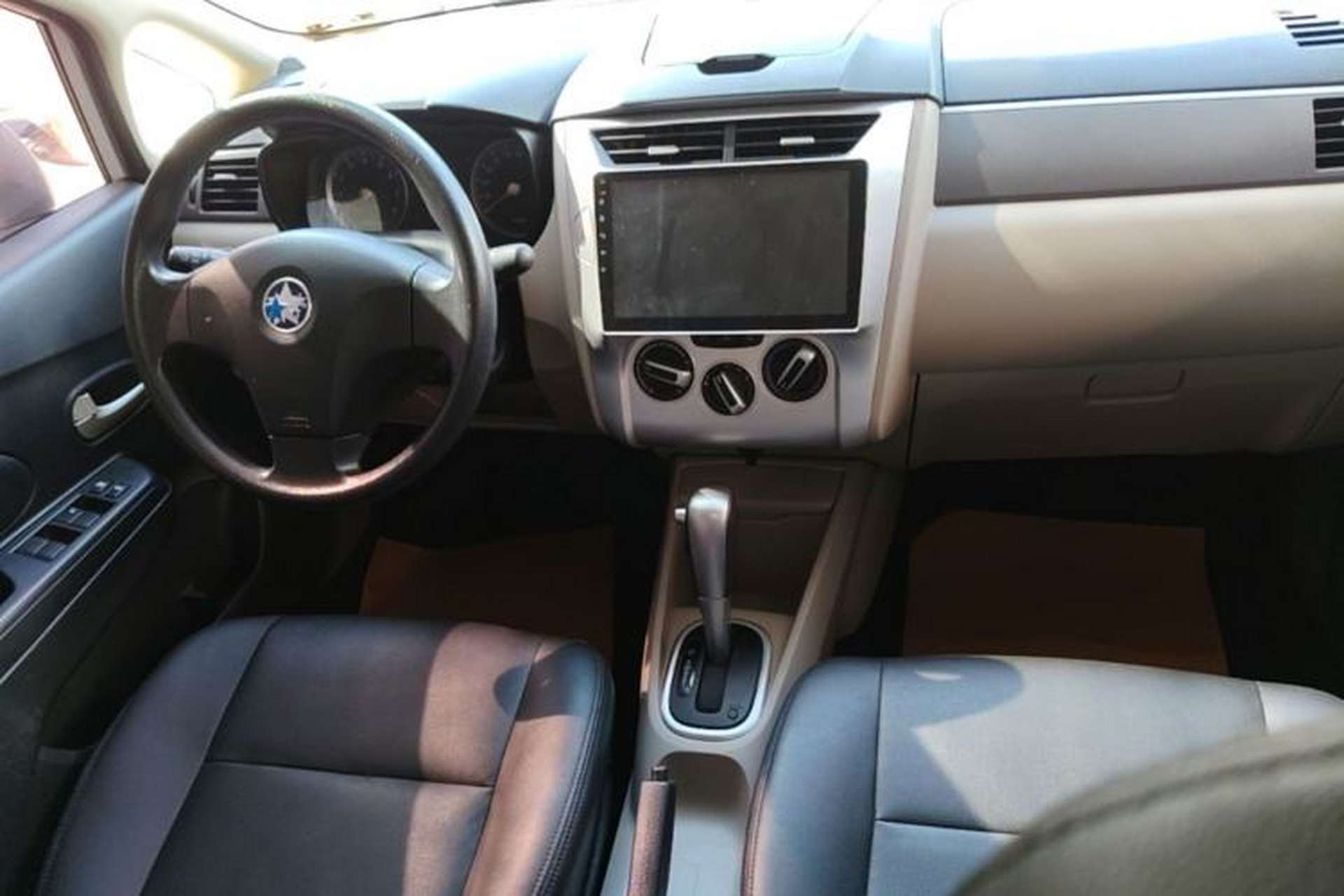 Used Venucia R50 2016 1.6L Automatic Elite Edition Center Console