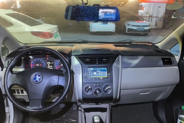 Used Venucia R50 2016 1.6L Manual Elite Edition Center Console
