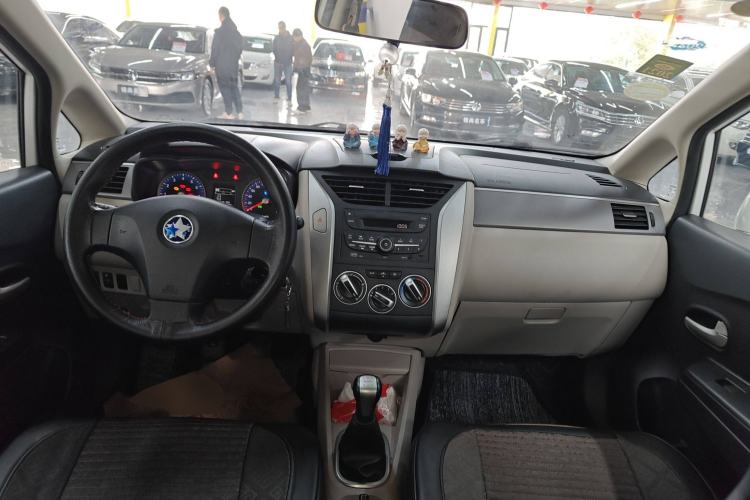 Used Venucia R50 2016 1.6L Manual Elite Edition Center Console