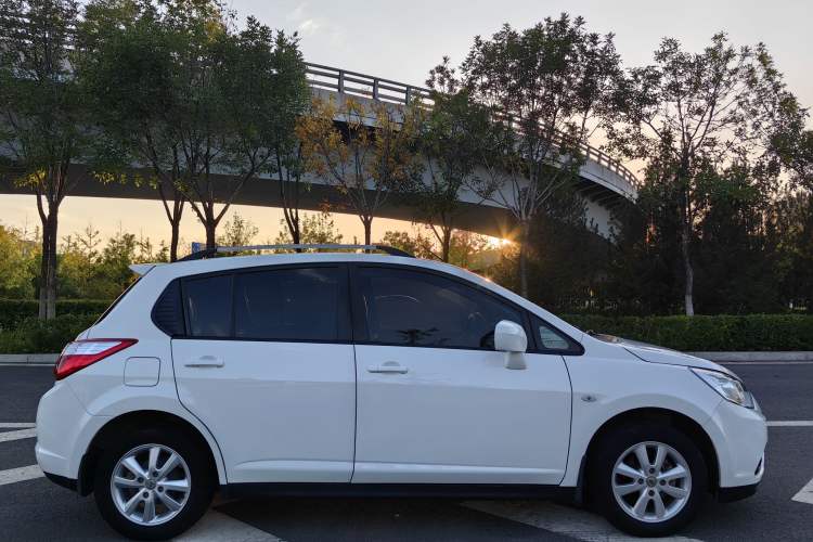Used Venucia R50 2016 1.6L Manual Elite Edition Exterior 3