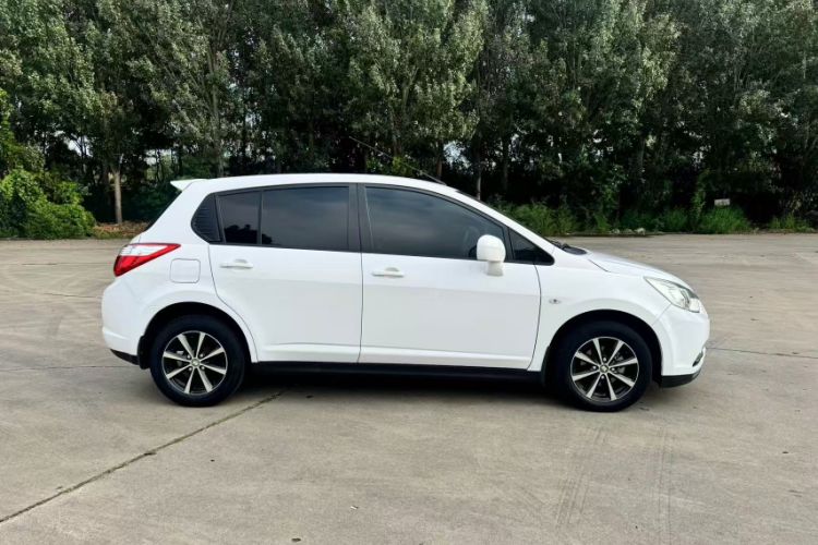 Used Venucia R50 2016 1.6L Automatic Elite Edition Exterior 3