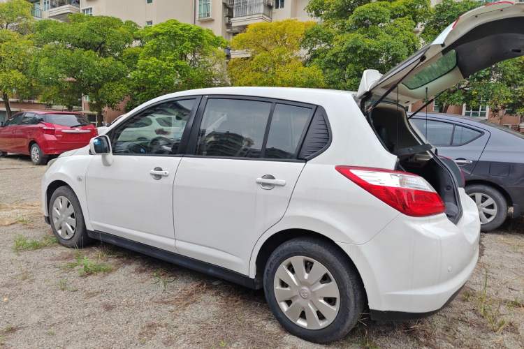 Used Venucia R50 2016 1.6L Automatic Elite Edition Exterior 3