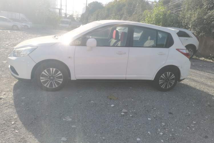 Used Venucia R50 2016 1.6L Automatic Elite Edition Exterior 3
