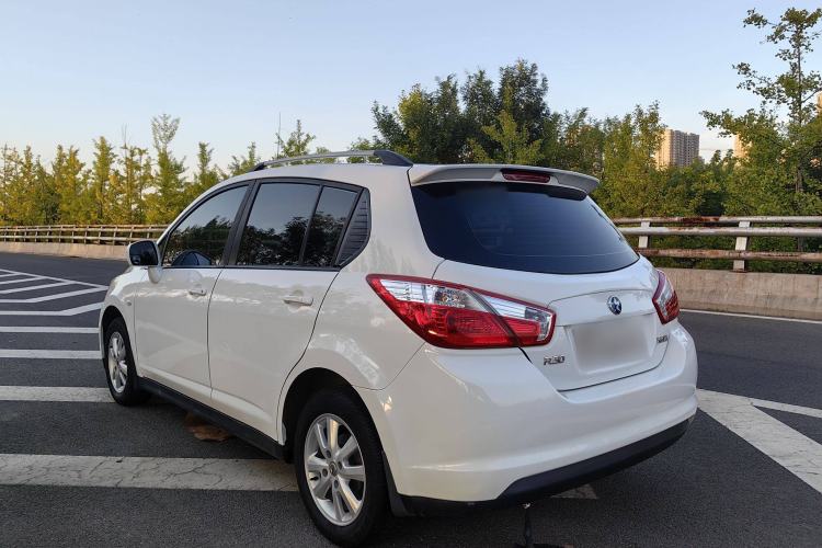 Used Venucia R50 2016 1.6L Manual Elite Edition Exterior 4