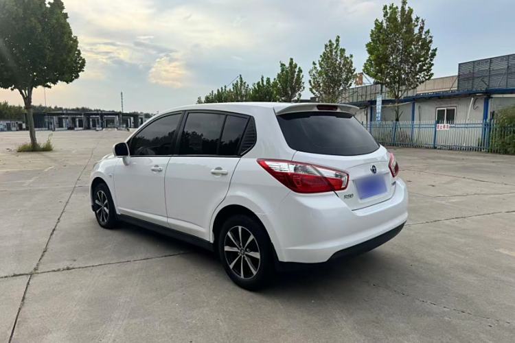 Used Venucia R50 2016 1.6L Automatic Elite Edition Exterior 4