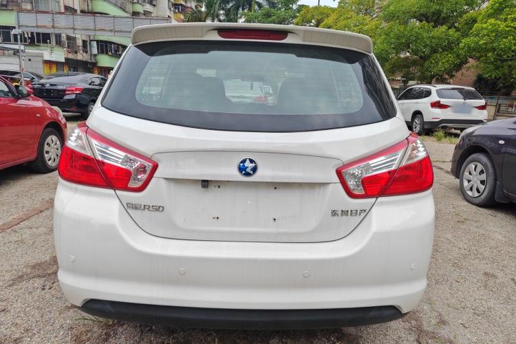 Used Venucia R50 2016 1.6L Automatic Elite Edition Exterior 4