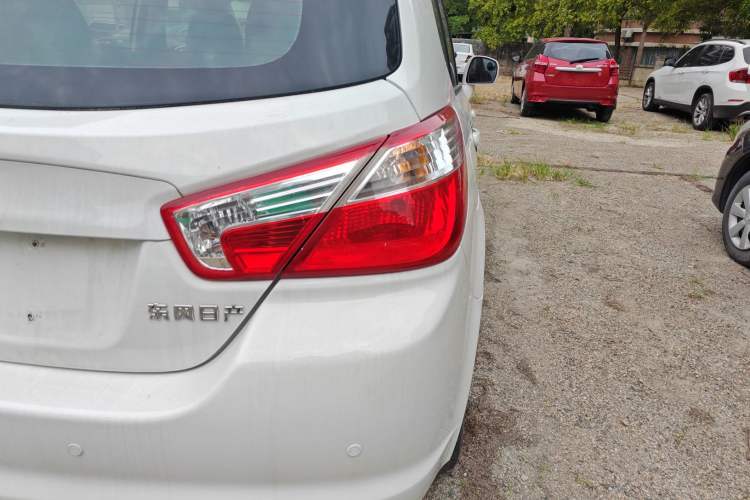 Used Venucia R50 2016 1.6L Automatic Elite Edition Exterior 6