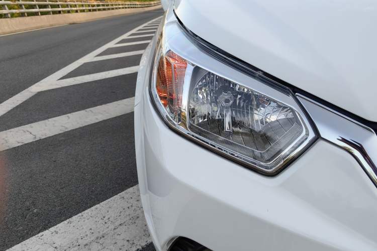 Used Venucia R50 2016 1.6L Manual Elite Edition Exterior 8