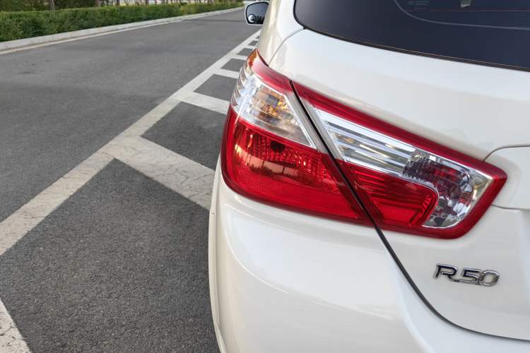 Used Venucia R50 2016 1.6L Manual Elite Edition Exterior 9