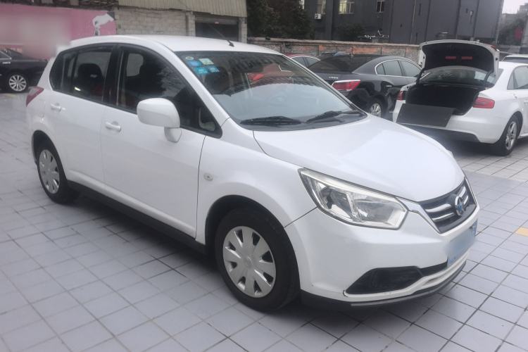 Used Venucia R50 2016 1.6L Automatic Elite Edition Front Right 45 Deg