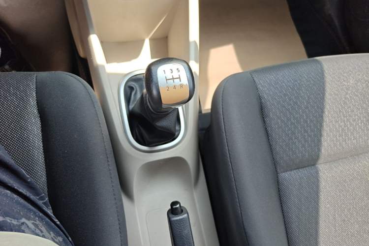 Used Venucia R50 2016 1.6L Manual Elite Edition Gear Lever