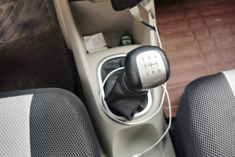 Used Venucia R50 2016 1.6L Manual Elite Edition Gear Lever