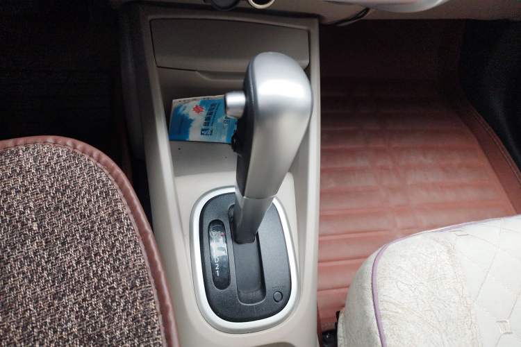 Used Venucia R50 2016 1.6L Automatic Elite Edition Gear Lever